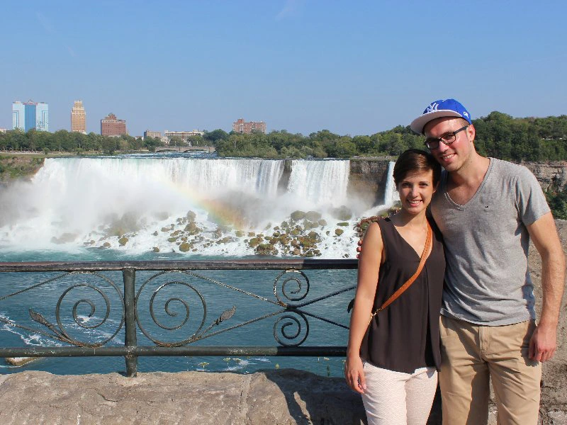 Paar an den Niagara Falls