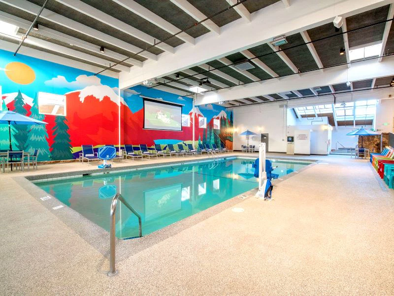 Hotelpool in den Rocky Mountains