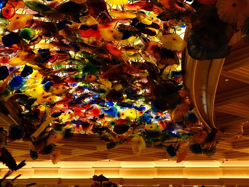 Bunte Kunst an der Decke
