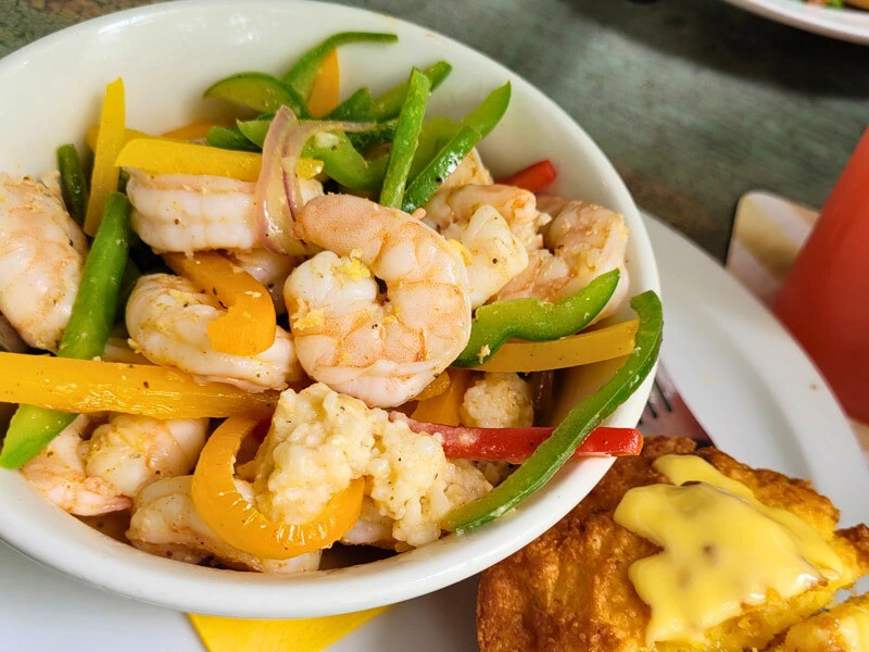 Leckeres Essen mit Shrimps in Georgia, USA