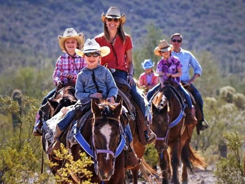 Ausritt mit der Familie auf einer Ranch im Westen der USA