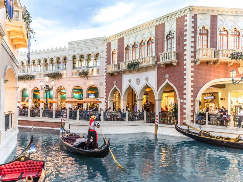 Gondoliere auf einem Kanal des Venetian in Las Vegas