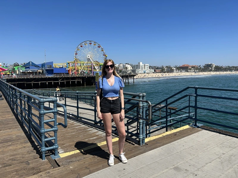 Frau am Santa Monica Pier in Los Angeles