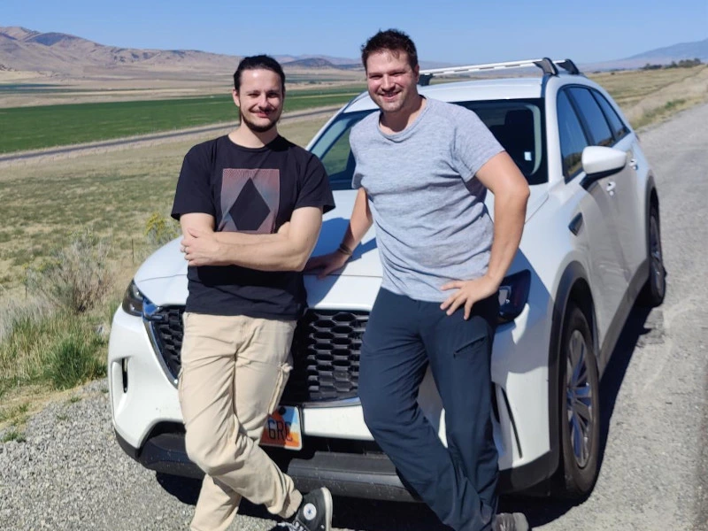 Auto auf einer Straße in den USA mit zwei Menschen