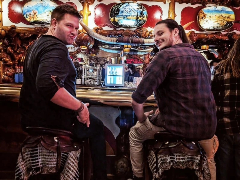 Eine Bar mit Sattel Hocker in den USA