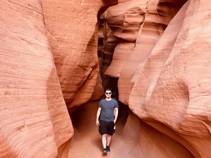 Reisender läuft durch den Antelope Canyon, USA