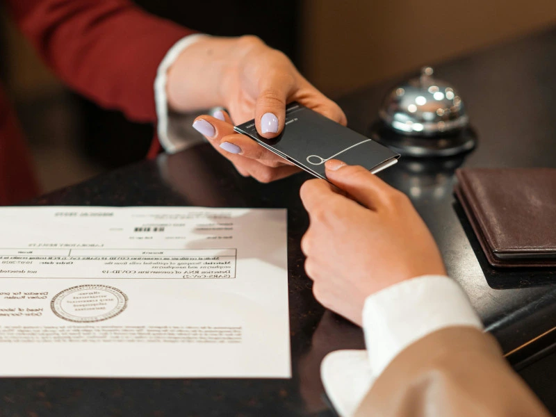 Übergabe der Hotelkarte