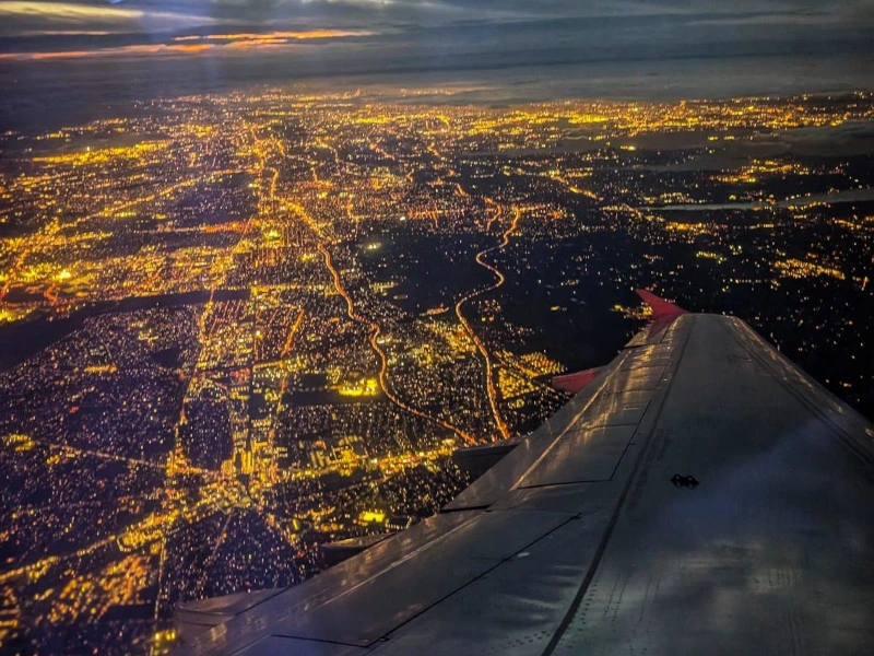 Sicht auf New York bei Nacht vom Flugzeug