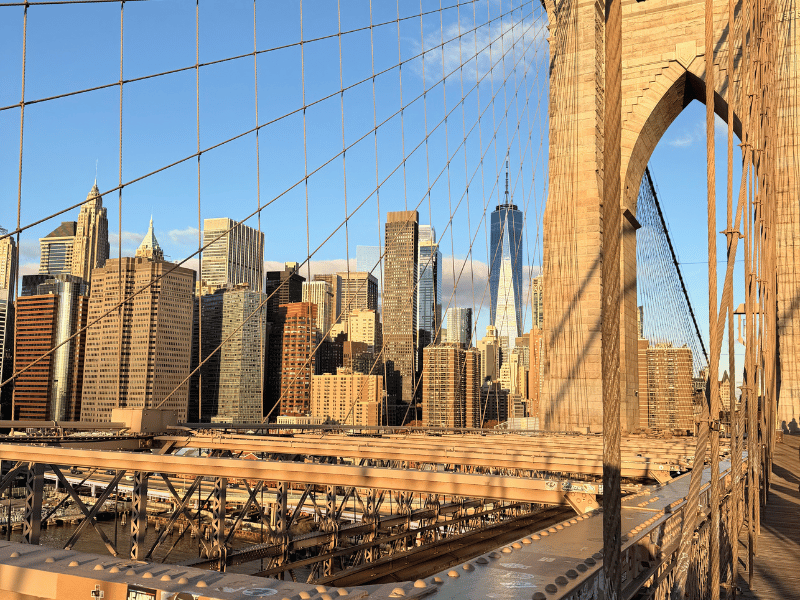 Brooklyn Bridge mit Wolkenkratzern in New York in den USA