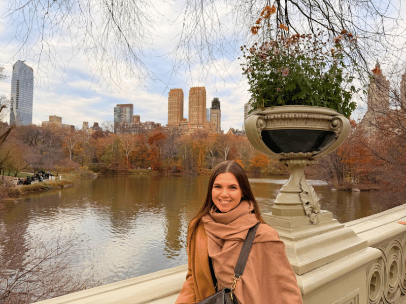Frau im Central Park in New York in den USA