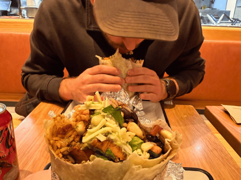 Mann isst einen Burrito in New York in den USA