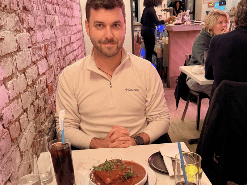 Mann im Restaurant in New York in den USA