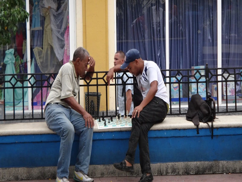 Schachspieler im Park nahe Santiago de Cuba