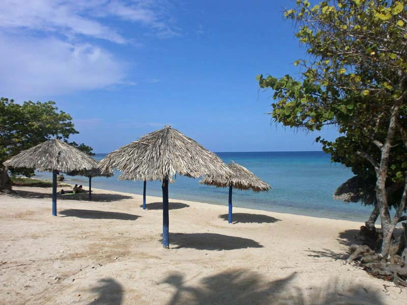 Strand mit Sonnenschirm in Playa Ancon in Kuba