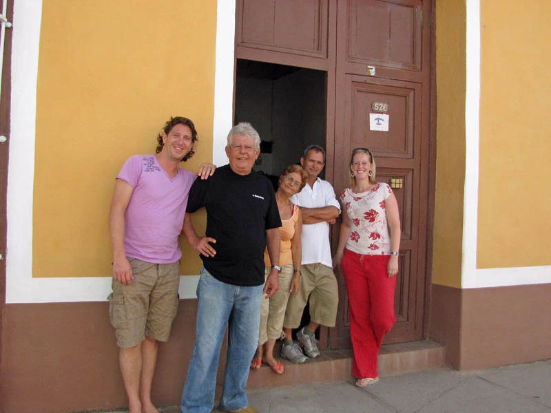 Reisende mit kubanischer Familie in Trinidad