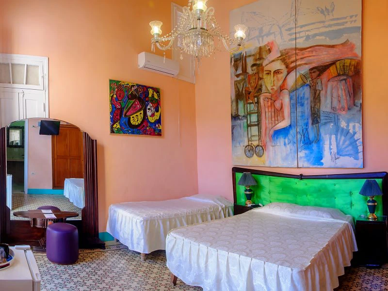 Buntes Zimmer einer Casa in Santa Clara in Kuba