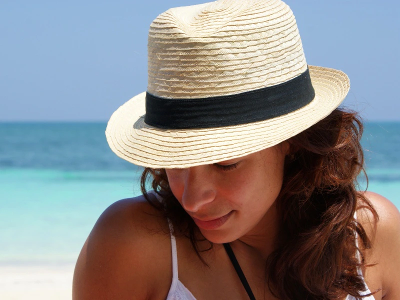 Frau am Strand von Santa Lucia in Kuba