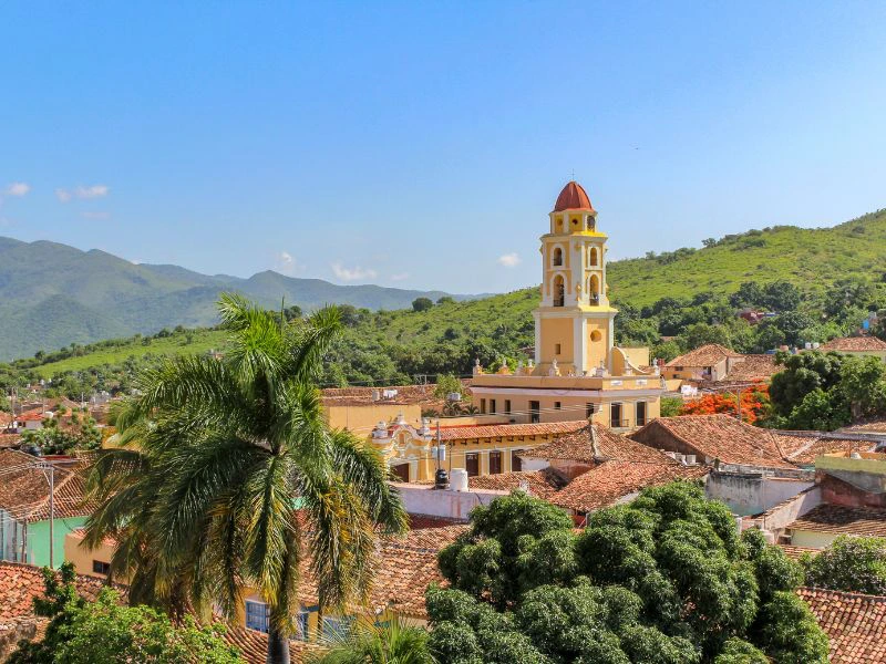 Bunter Platz in Trinidad in Kuba