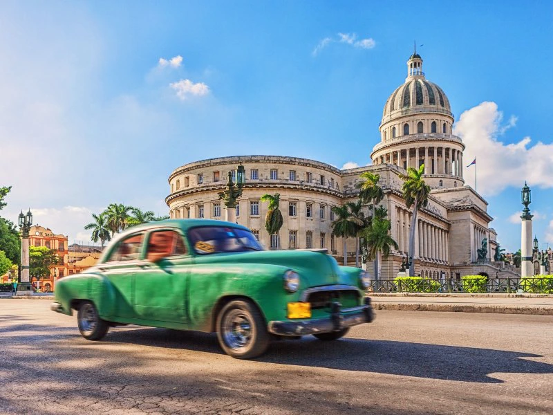 Oldtimer vor Capitolio in Havanna in Kuba