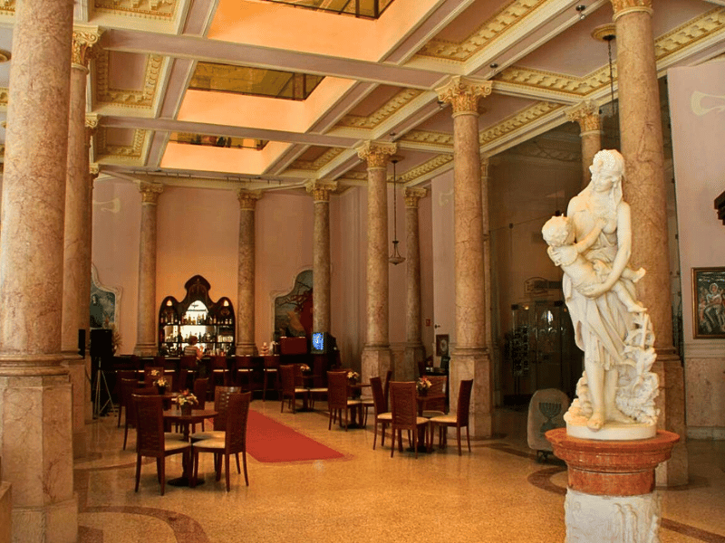 Saal im Kolonialhotel in Havanna in Kuba