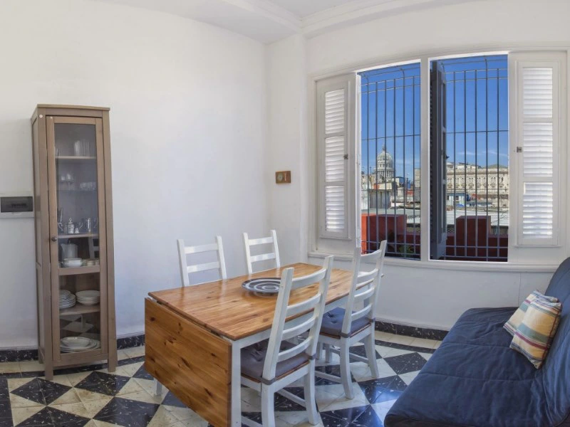 Tisch in einer Casa in Havanna in Kuba