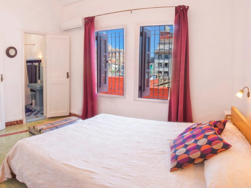 Buntes Zimmer einer Casa in Havanna in Kuba