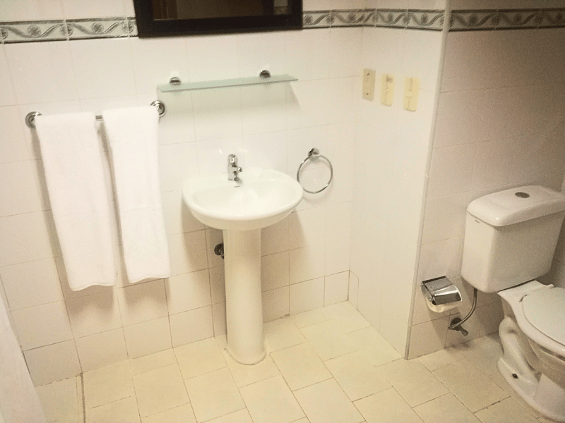 Badezimmer im Hotel in Holguin in Kuba