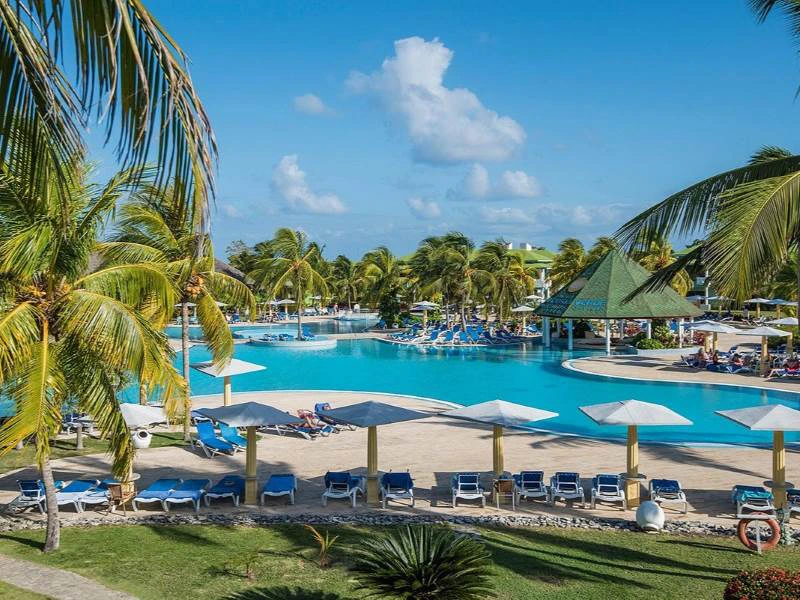 Pool in Playa Pesquero in Kuba