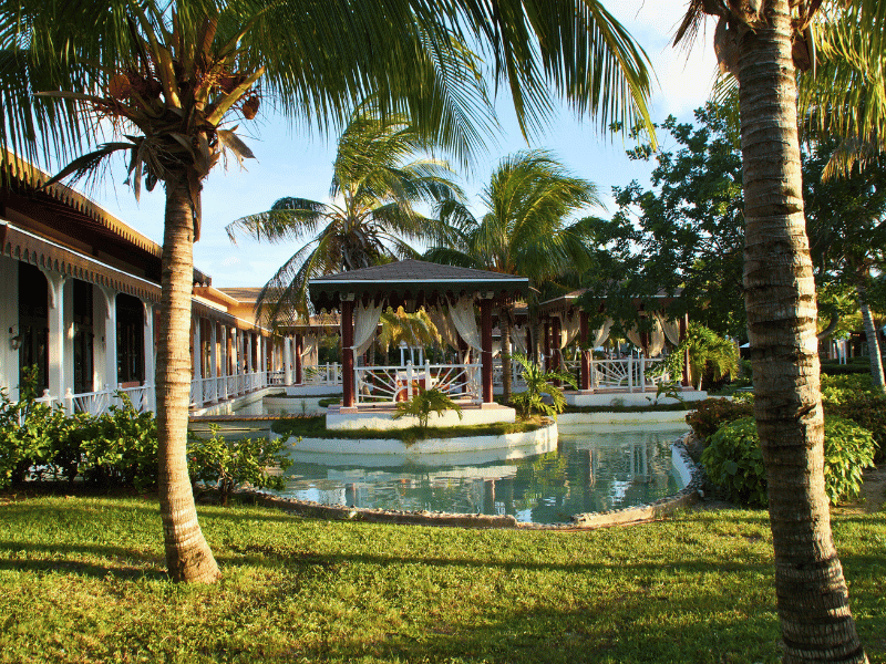 Garten im Hotel auf Cayo Santa Maria in Kuba