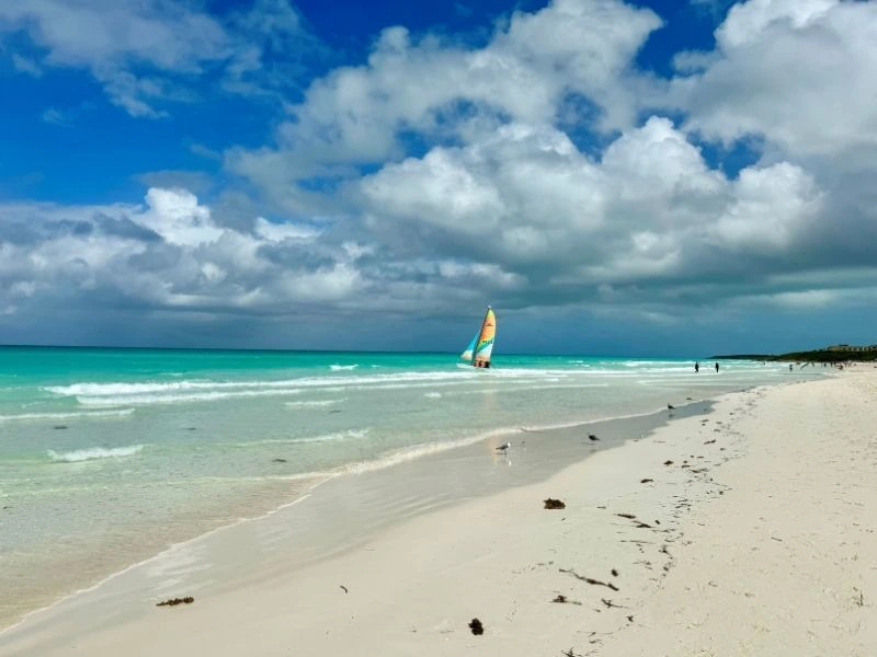 Boot und Sand am Strand Cayo Santa Maria