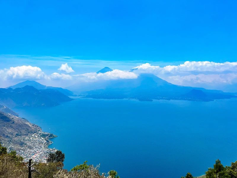 Atitlansee mit Vulkanen