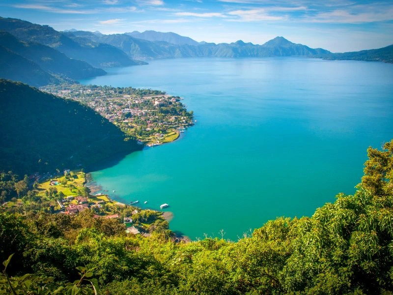Blick auf den grĂĽn schimmernden Atitlansee