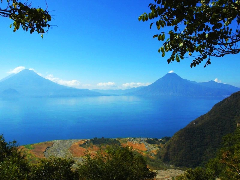 Atitlansee mit Vulkanen
