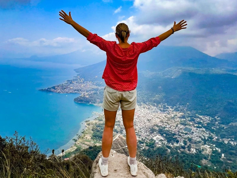 Frau schaut auf den Atitlansee