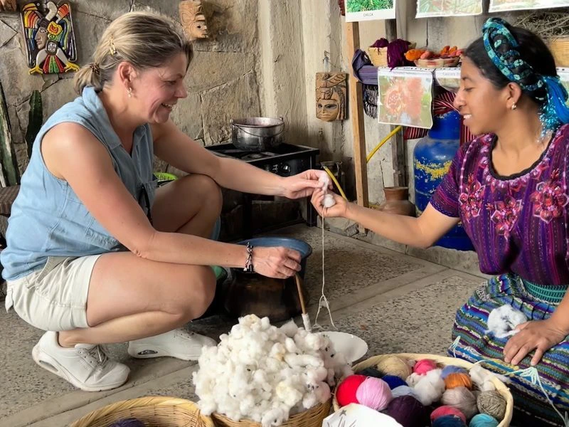 Einheimische zeigt Touristin Webkunst