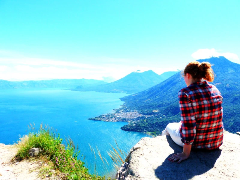 Reisende mit Blick auf Atitlan See