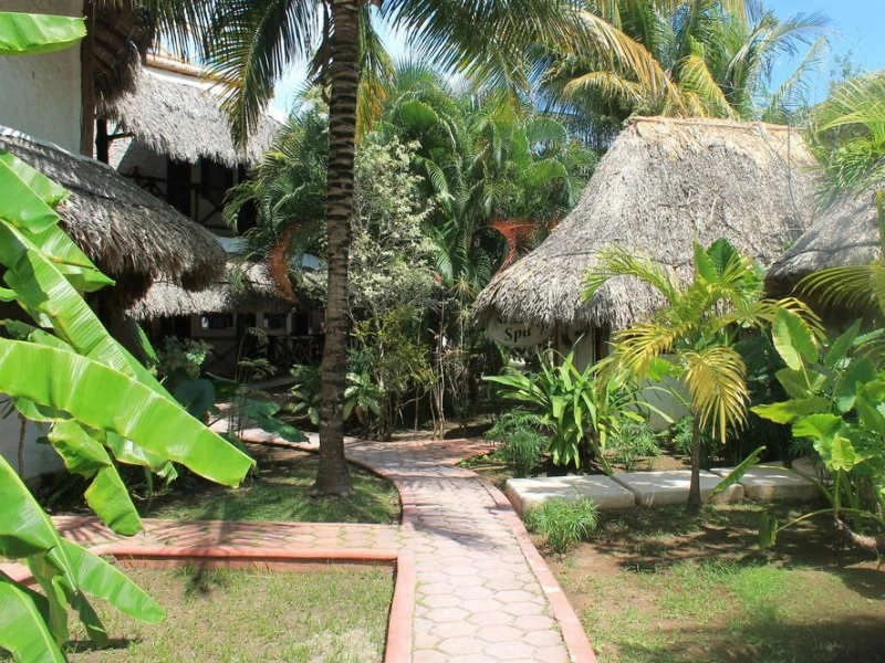 Garten im Hotel auf Holbox in Mexiko