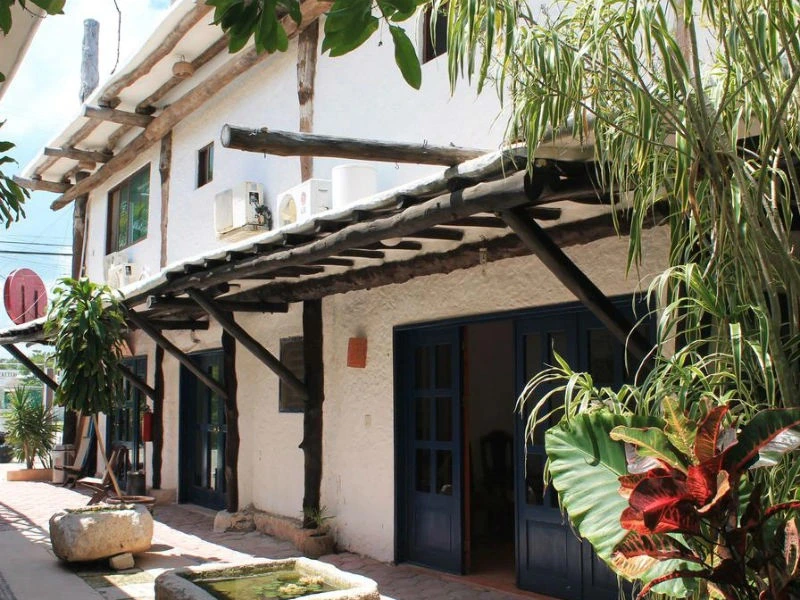 Front des Hotels auf Holbox in Mexiko