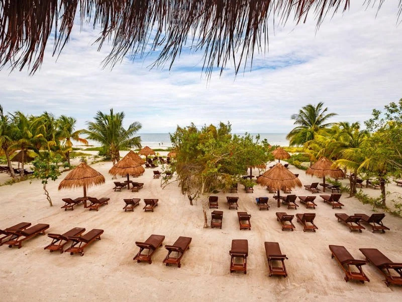 Strand am Hotel auf Holbox in Mexiko