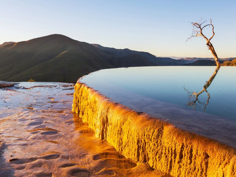 Hierve de Agua im Sonnenlicht