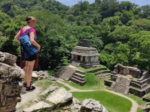 Frau schaut auf die Mayapyramiden von Palenque