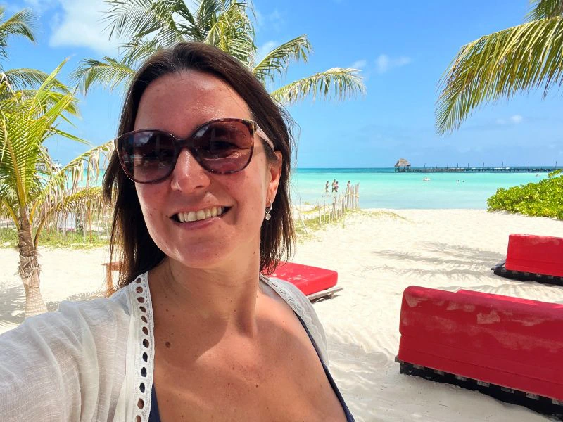 Frau am Strand der Isla Mujeres, Mexiko