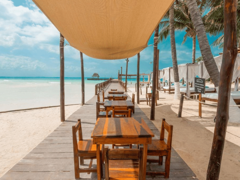 Terrasse am Strand auf Holbox