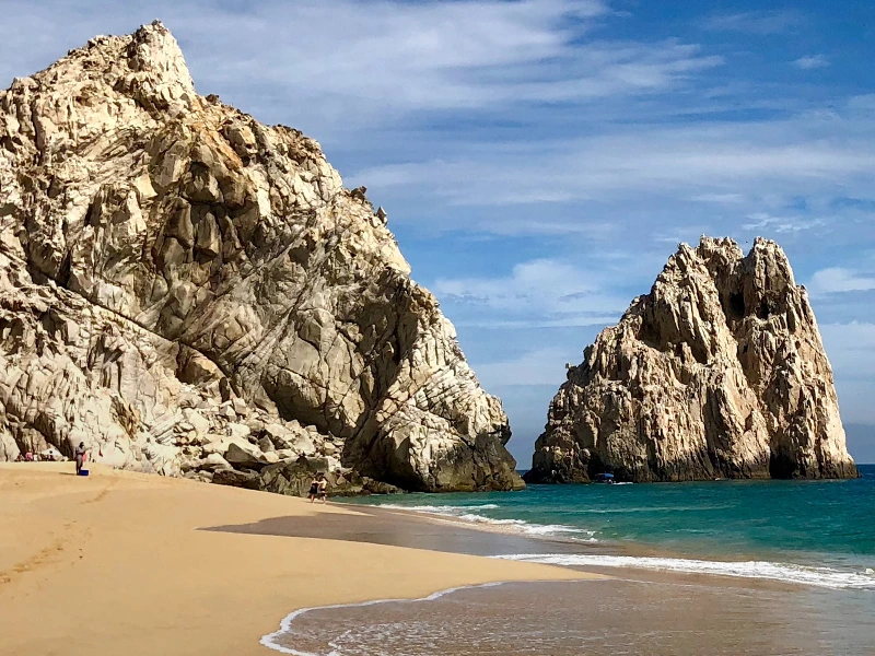 Strand mit Felsen in Baja California