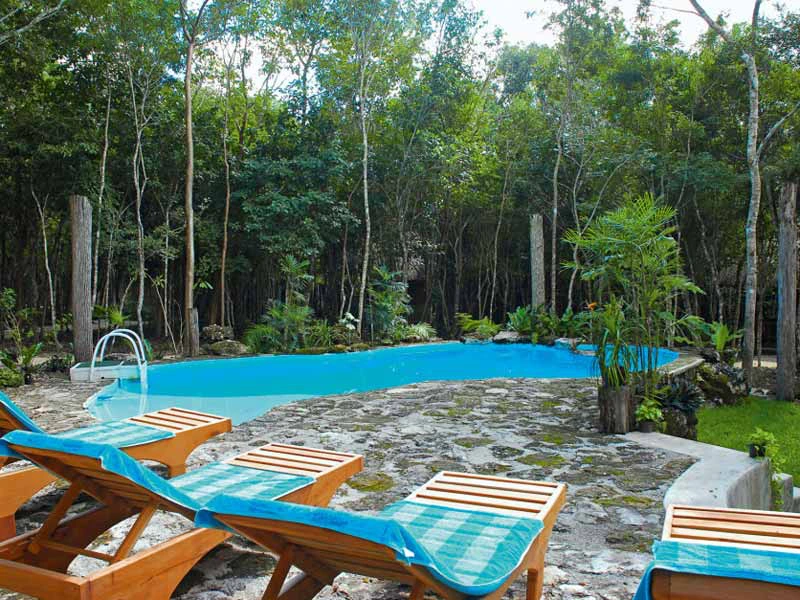 Pool im Dschungel in Chicanna in Mexiko