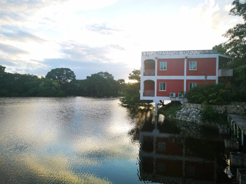Aussenansicht der Unterkunft in Lamanai in Belize