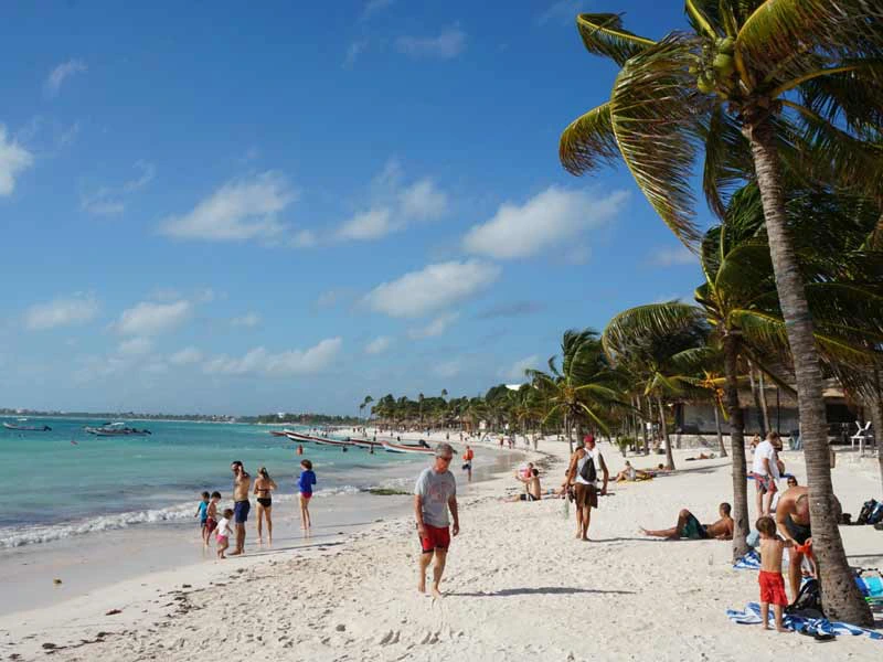 Voller Strand in Akumal in Mexiko