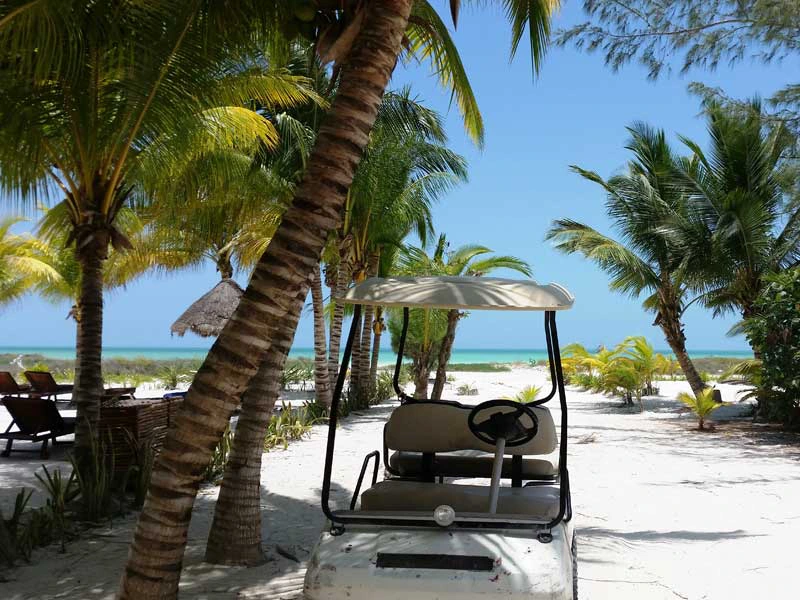 Golfkart im Sand in San Pedro in Belize
