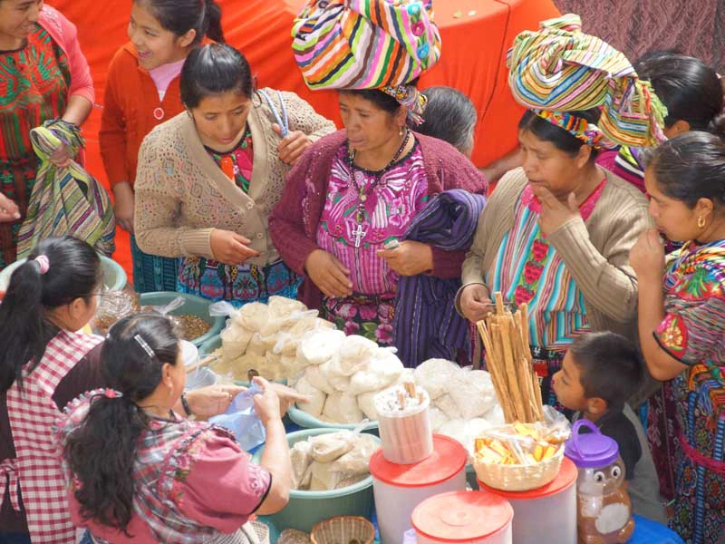 Frauen auf dem Markt in Guatemala