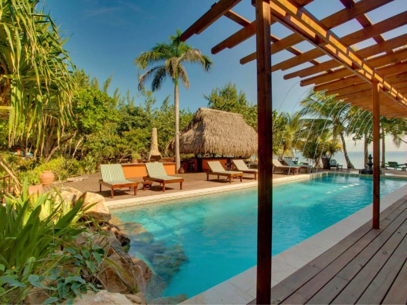 Pool im Hotel in Placencia in Belize